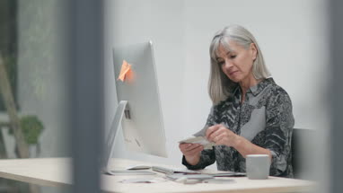 Senior businesswoman multitasking technology