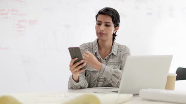 Arabic businesswoman using a smartphone in office
