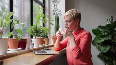 Freelance businesswoman working in a cafe