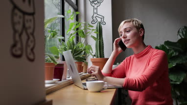 Freelance businesswoman working in a cafe