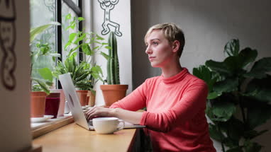 Portrait of a freelance businesswoman working in a cafe