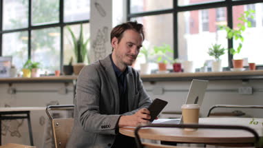 Freelance businessman working in a cafe