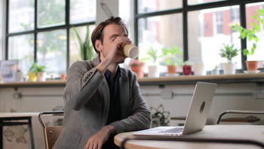 Freelance businessman working in a cafe