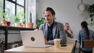 Freelance businessman working in a cafe